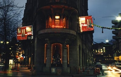 Gevallia TV gör reklam för en buss som passerar en byggnad