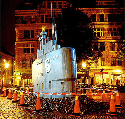 Augusti 1996: en tivoliattraktion på Avenyn i Göteborg och en ubåt på Lilla Torg i Malmö