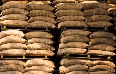 Förseglade behållare fulla av jutepåsar med kaffebönor anländer till vår kafferostning från sådana exotiska platser som Indiens Malabar, öarna i Indonesien, bergen i Centralamerika, Andernas sluttningar och Etiopiens högland